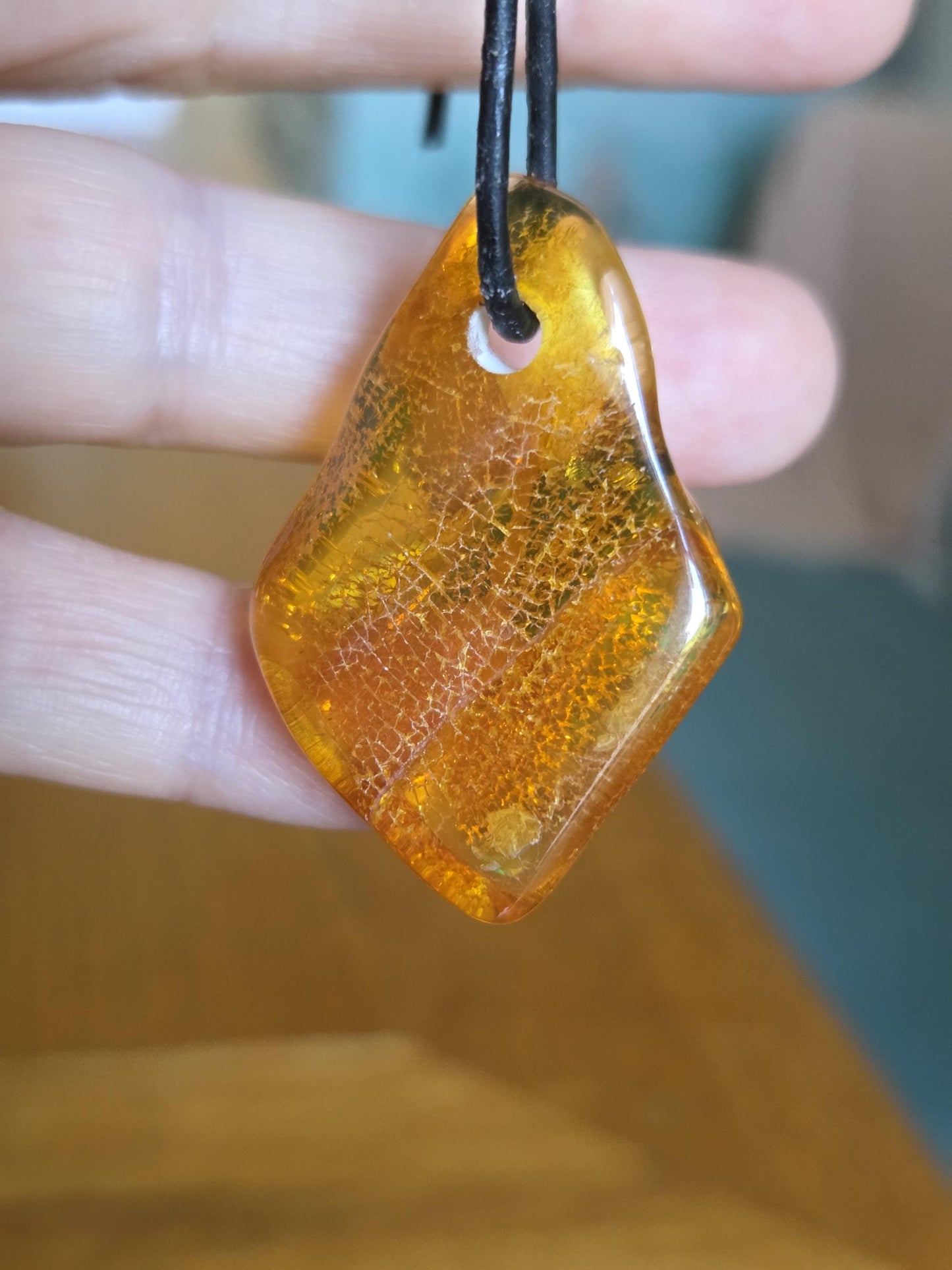 Feiner baltischer Bernstein Anhänger, Bernstein Amulett, 40 x 30 x 10 mm , an Lederband