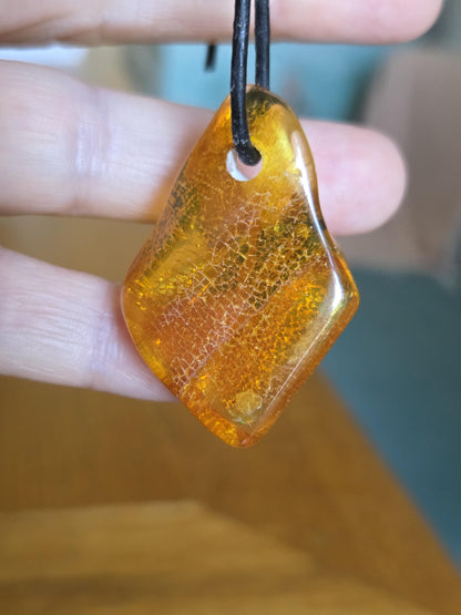 Feiner baltischer Bernstein Anhänger, Bernstein Amulett, 40 x 30 x 10 mm , an Lederband