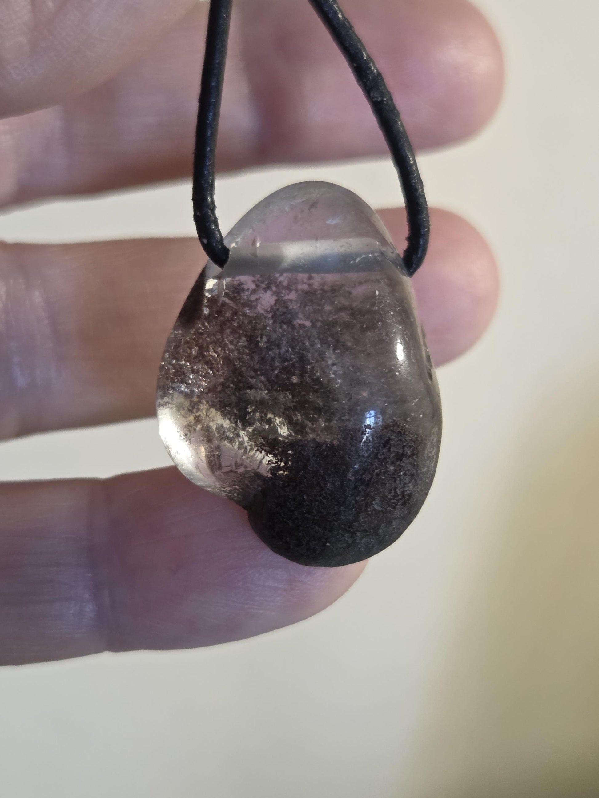 Lodolith Schamanenstein Bergkristall Inclusen Quarz, 31 x 22 x 12 mm, gebohrt, an verstellbarem Lederband