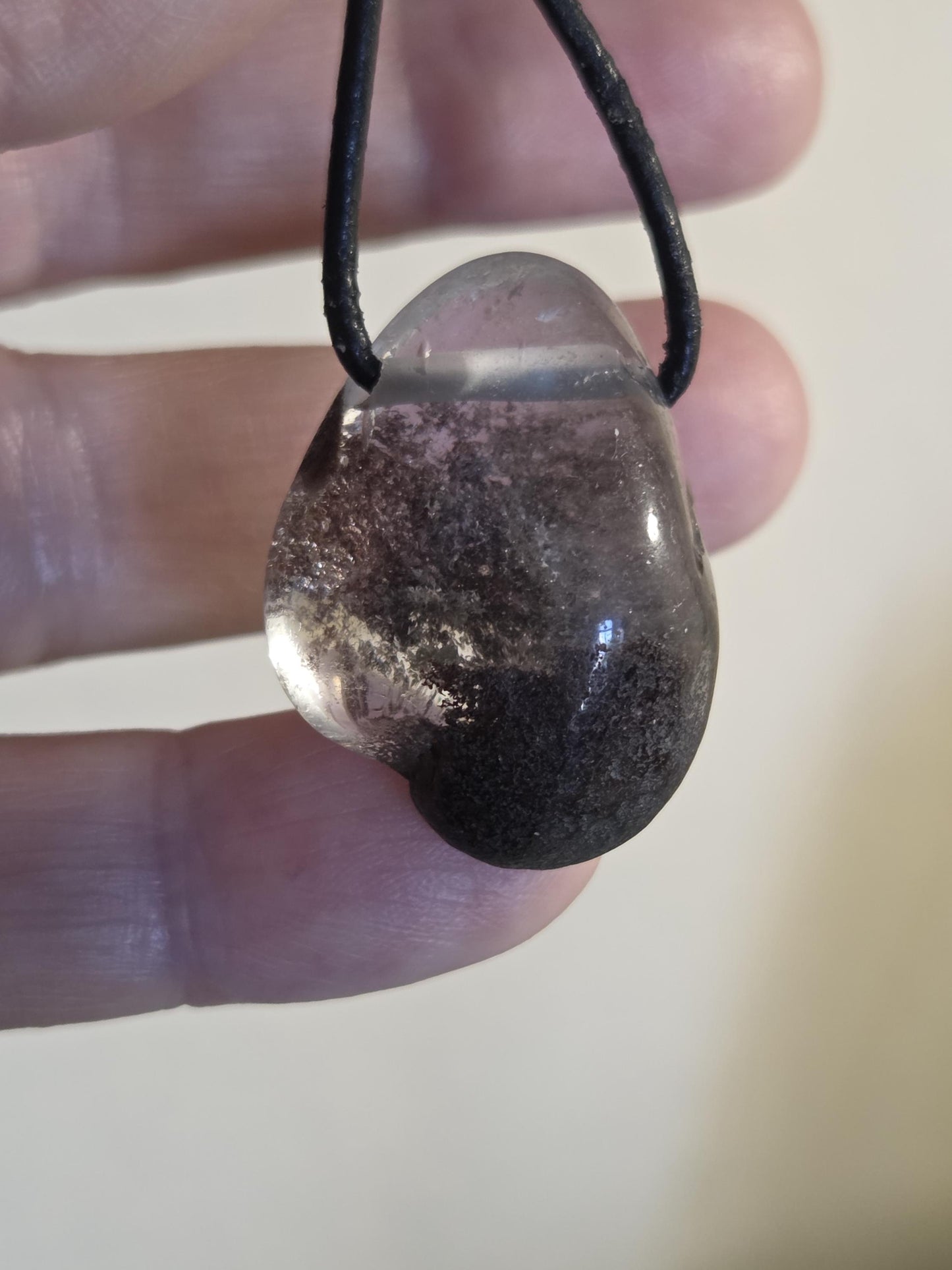 Lodolith Schamanenstein Bergkristall Inclusen Quarz, 31 x 22 x 12 mm, gebohrt, an verstellbarem Lederband