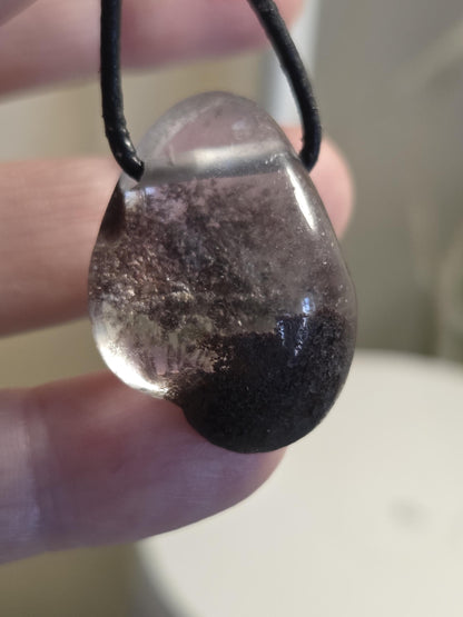 Lodolith Schamanenstein Bergkristall Inclusen Quarz, 31 x 22 x 12 mm, gebohrt, an verstellbarem Lederband