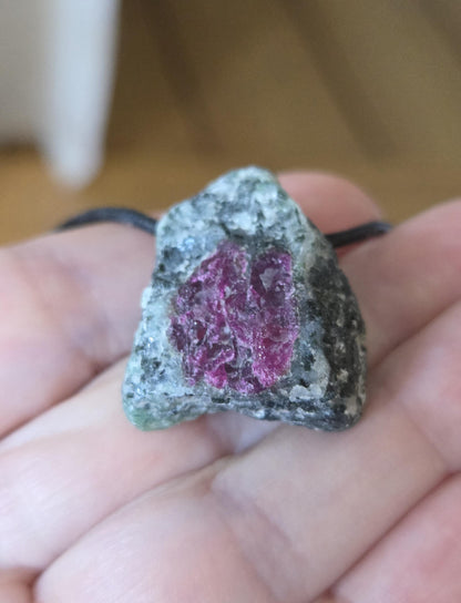 Rubin in Zoisit Anyolith Rohstein Anhänger, 29 x 25 x 15 mm, gebohrt, an verstellbarem Lederband
