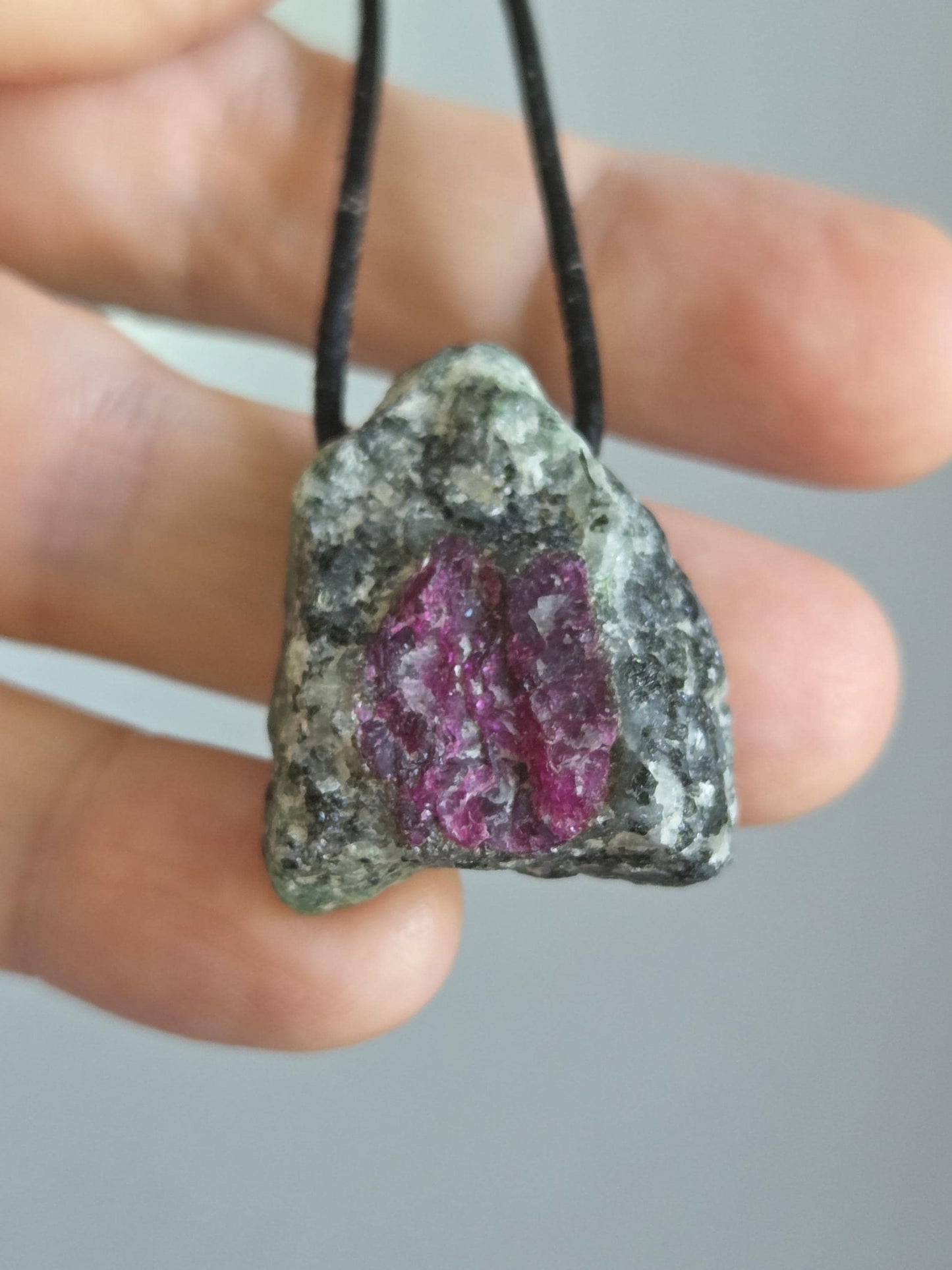 Rubin in Zoisit Anyolith Rohstein Anhänger, 29 x 25 x 15 mm, gebohrt, an verstellbarem Lederband