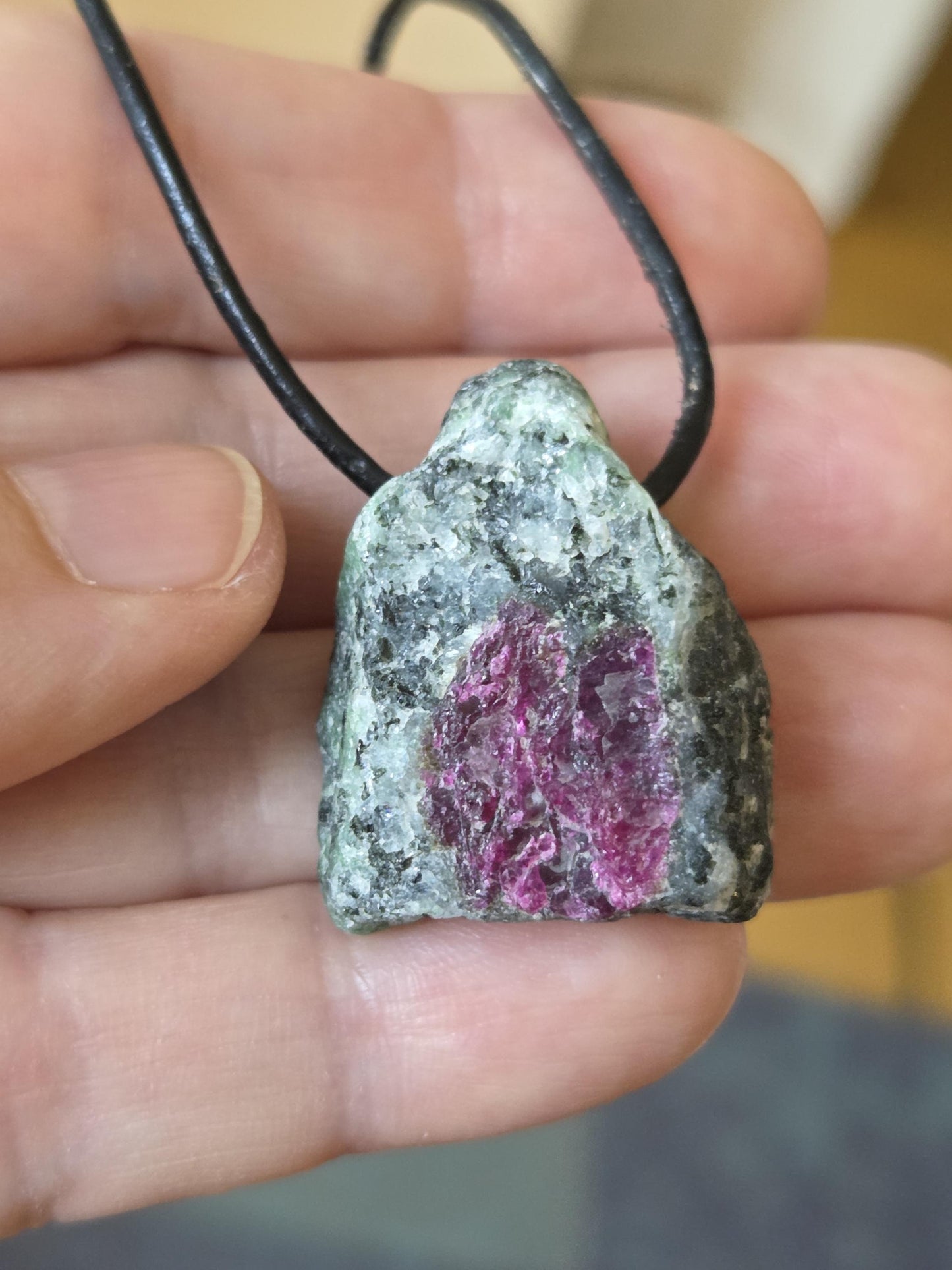 Rubin in Zoisit Anyolith Rohstein Anhänger, 29 x 25 x 15 mm, gebohrt, an verstellbarem Lederband