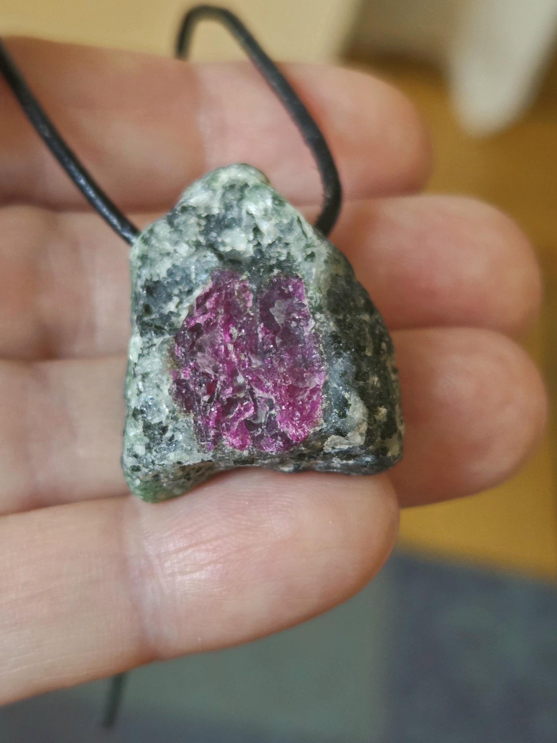 Rubin in Zoisit Anyolith Rohstein Anhänger, 29 x 25 x 15 mm, gebohrt, an verstellbarem Lederband