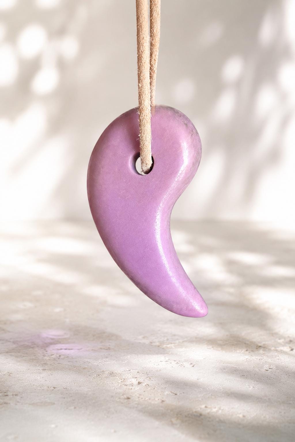 Rarität Phosphosiderit aus der Atacama Wüste Chile, Yin und Yang Anhänger, 34 x 18 x 7 mm, gebohrt, an verstellbarem Lederband