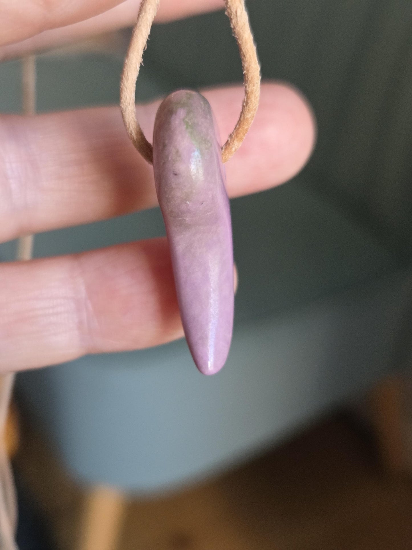Rarität Phosphosiderit aus der Atacama Wüste Chile, Yin und Yang Anhänger, 34 x 18 x 7 mm, gebohrt, an verstellbarem Lederband