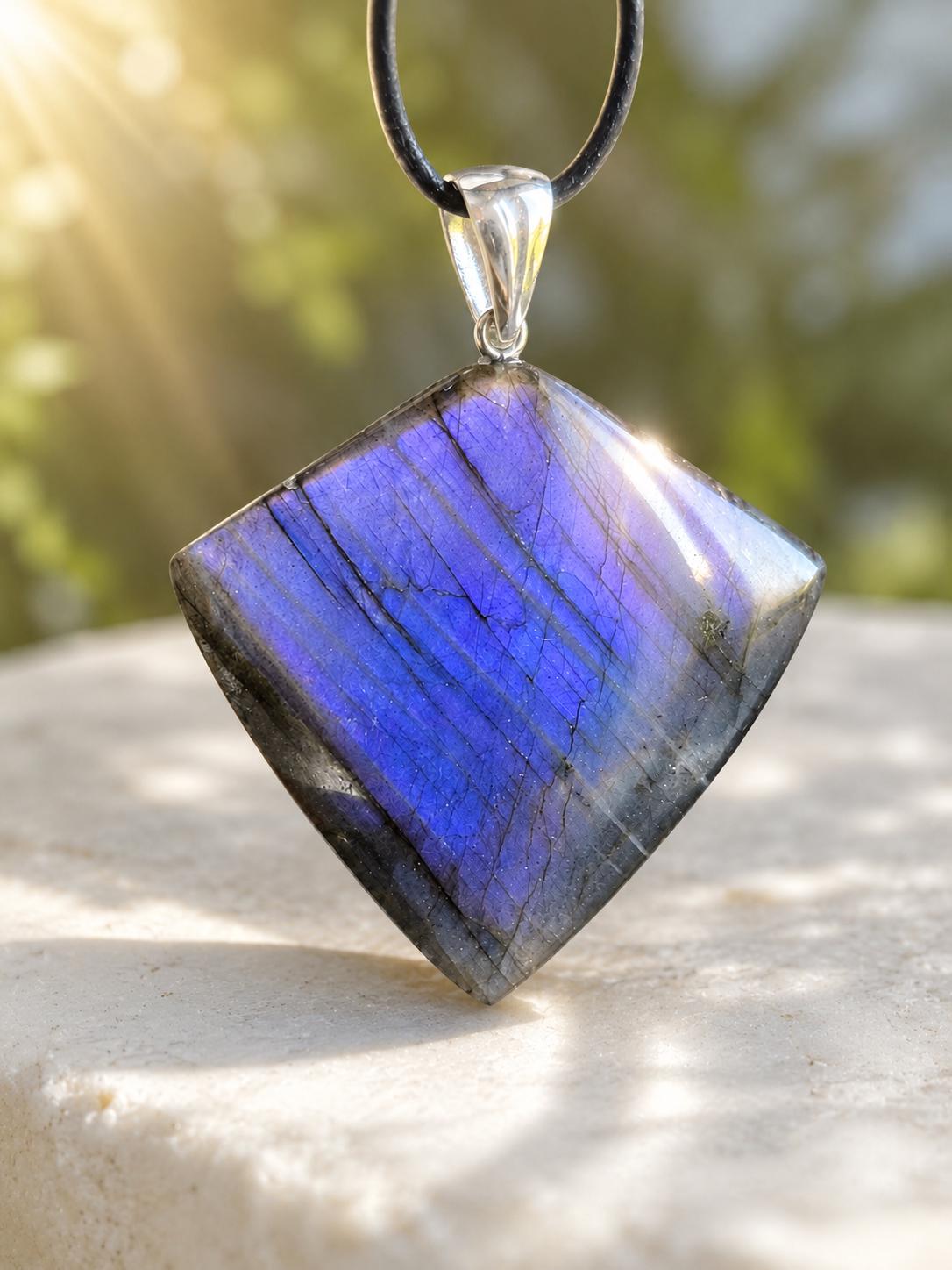 Labradorit violett lila, grün, blau, Anhänger groß, 57 x 46 x 7 mm, an 925er Silber Öse, an verstellbarem Lederband, labratorite purple