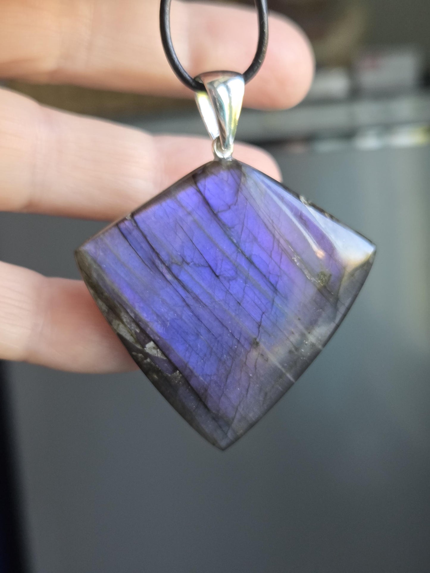 Labradorit violett lila, grün, blau, Anhänger groß, 57 x 46 x 7 mm, an 925er Silber Öse, an verstellbarem Lederband, labratorite purple