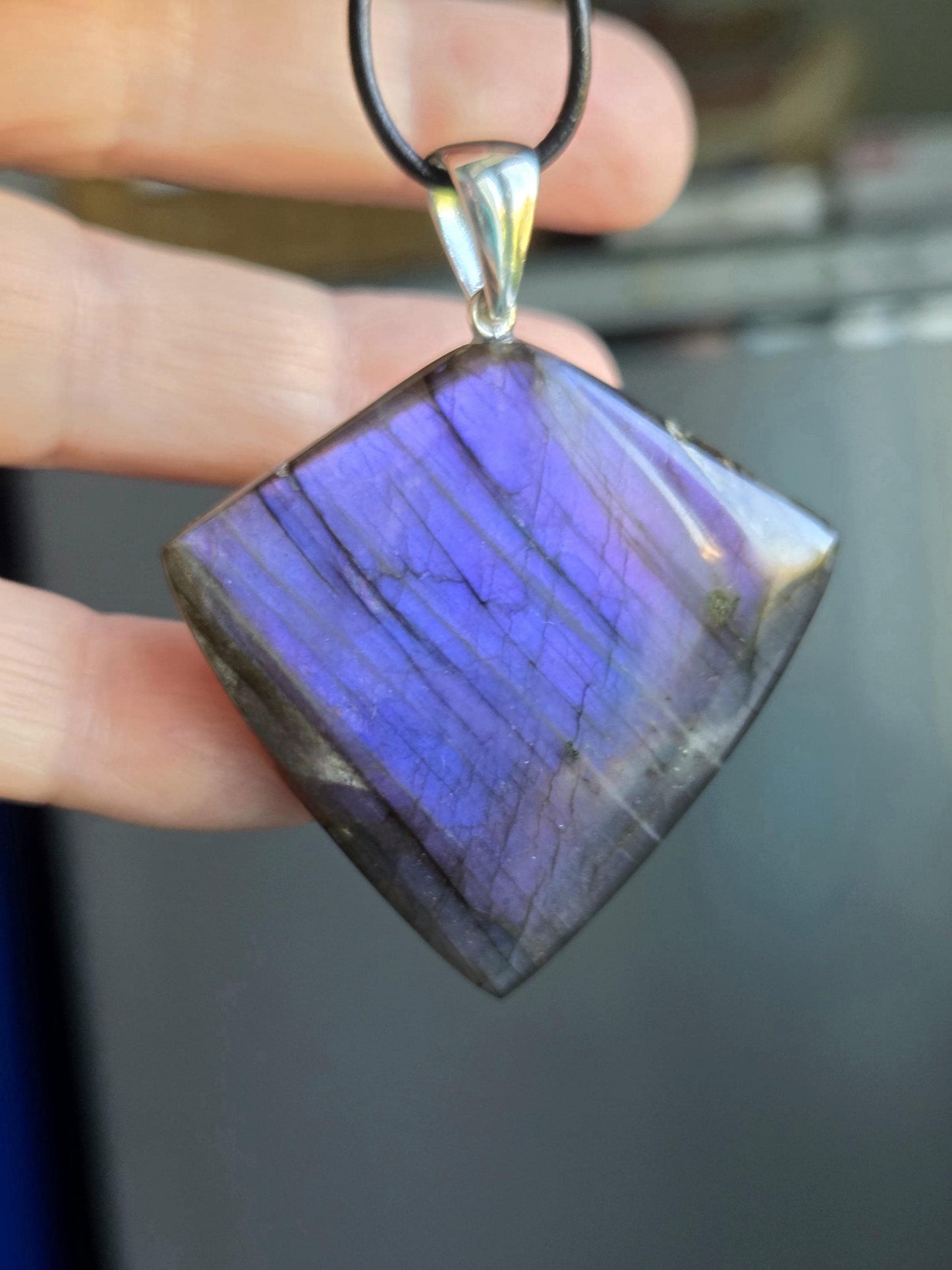 Labradorit violett lila, grün, blau, Anhänger groß, 57 x 46 x 7 mm, an 925er Silber Öse, an verstellbarem Lederband, labratorite purple