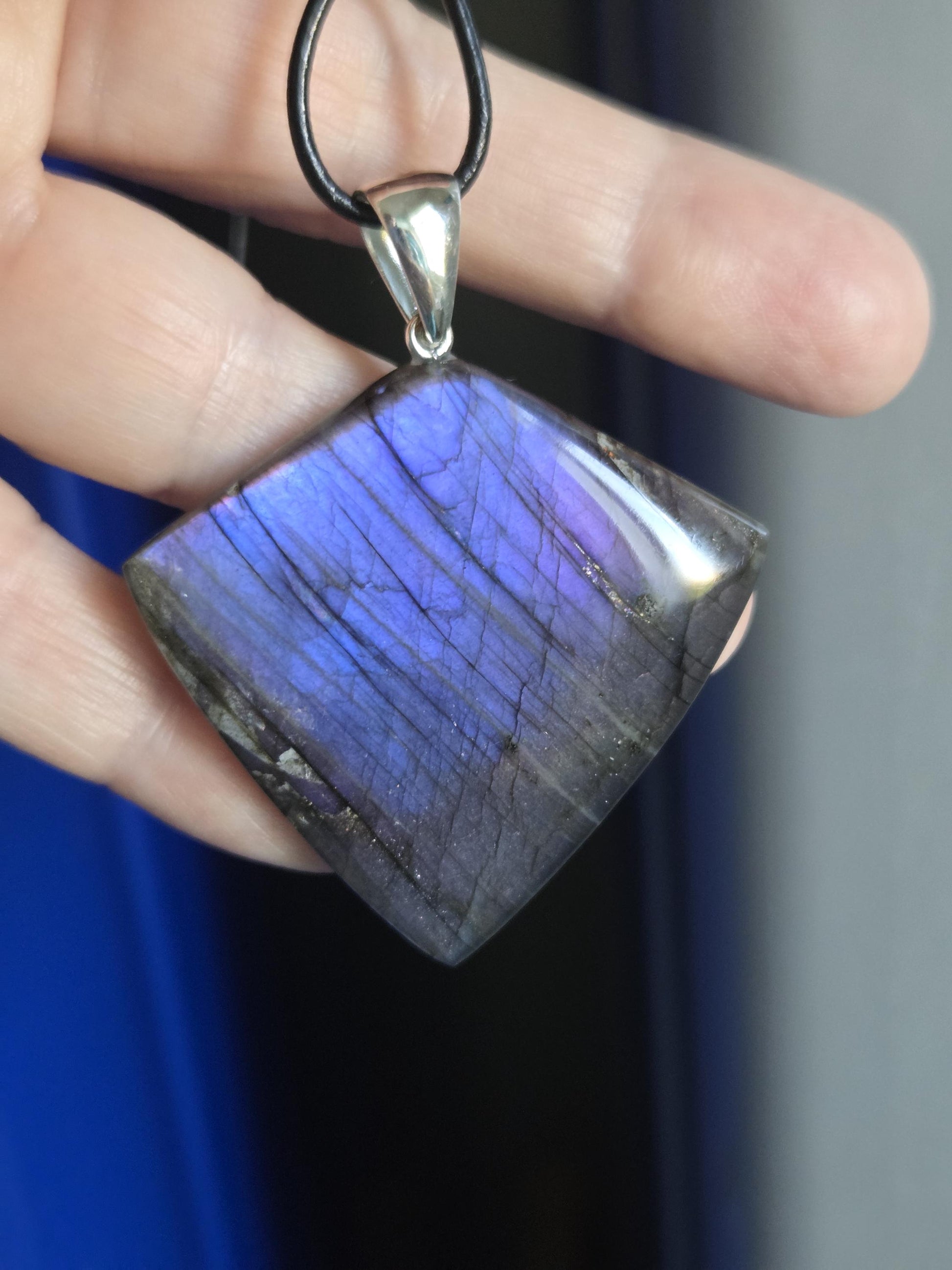 Labradorit violett lila, grün, blau, Anhänger groß, 57 x 46 x 7 mm, an 925er Silber Öse, an verstellbarem Lederband, labratorite purple