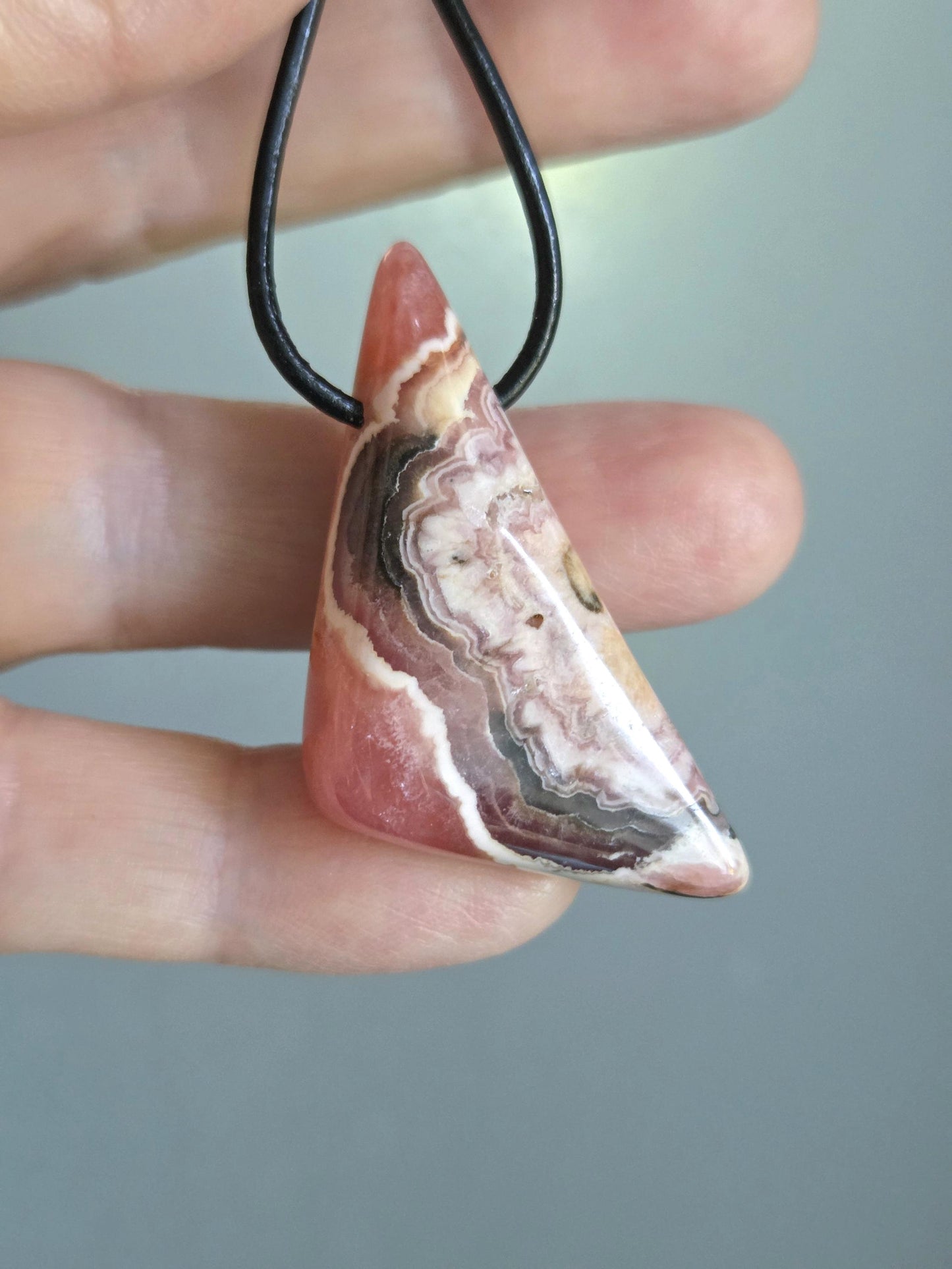 Traum von Rhodochrosit Anhänger, 43 x 20 x 8 mm, gebohrt, an verstellbarem Lederband