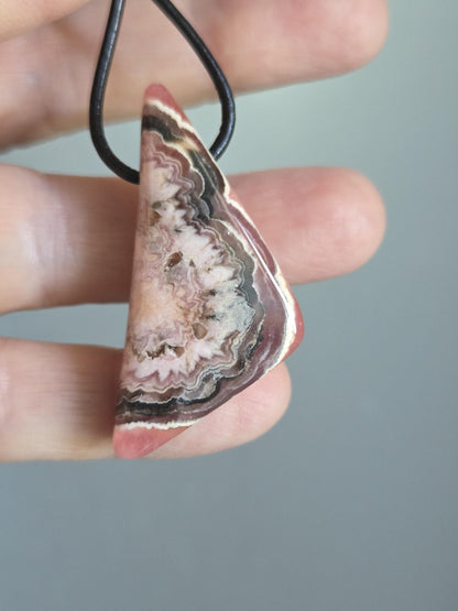 Traum von Rhodochrosit Anhänger, 43 x 20 x 8 mm, gebohrt, an verstellbarem Lederband