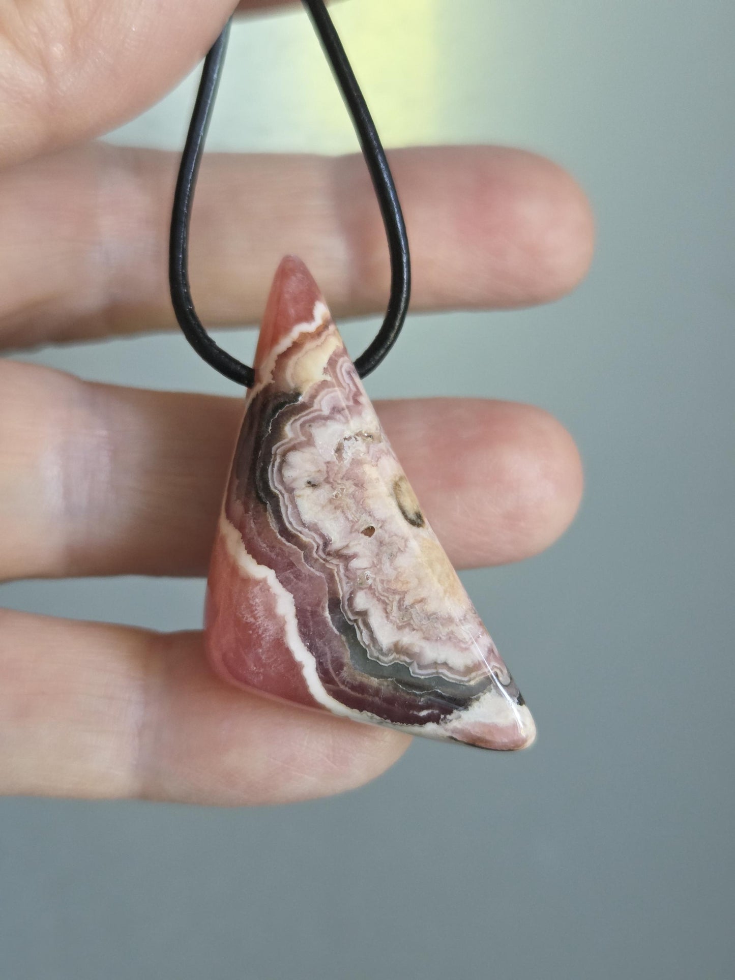 Traum von Rhodochrosit Anhänger, 43 x 20 x 8 mm, gebohrt, an verstellbarem Lederband