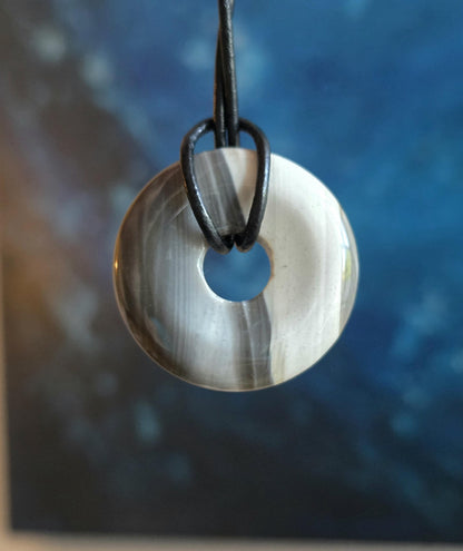 Flintstone Feuerstein Donut, Anhänger, 30 x 6 mm, gebohrt, an verstellbarem Lederband