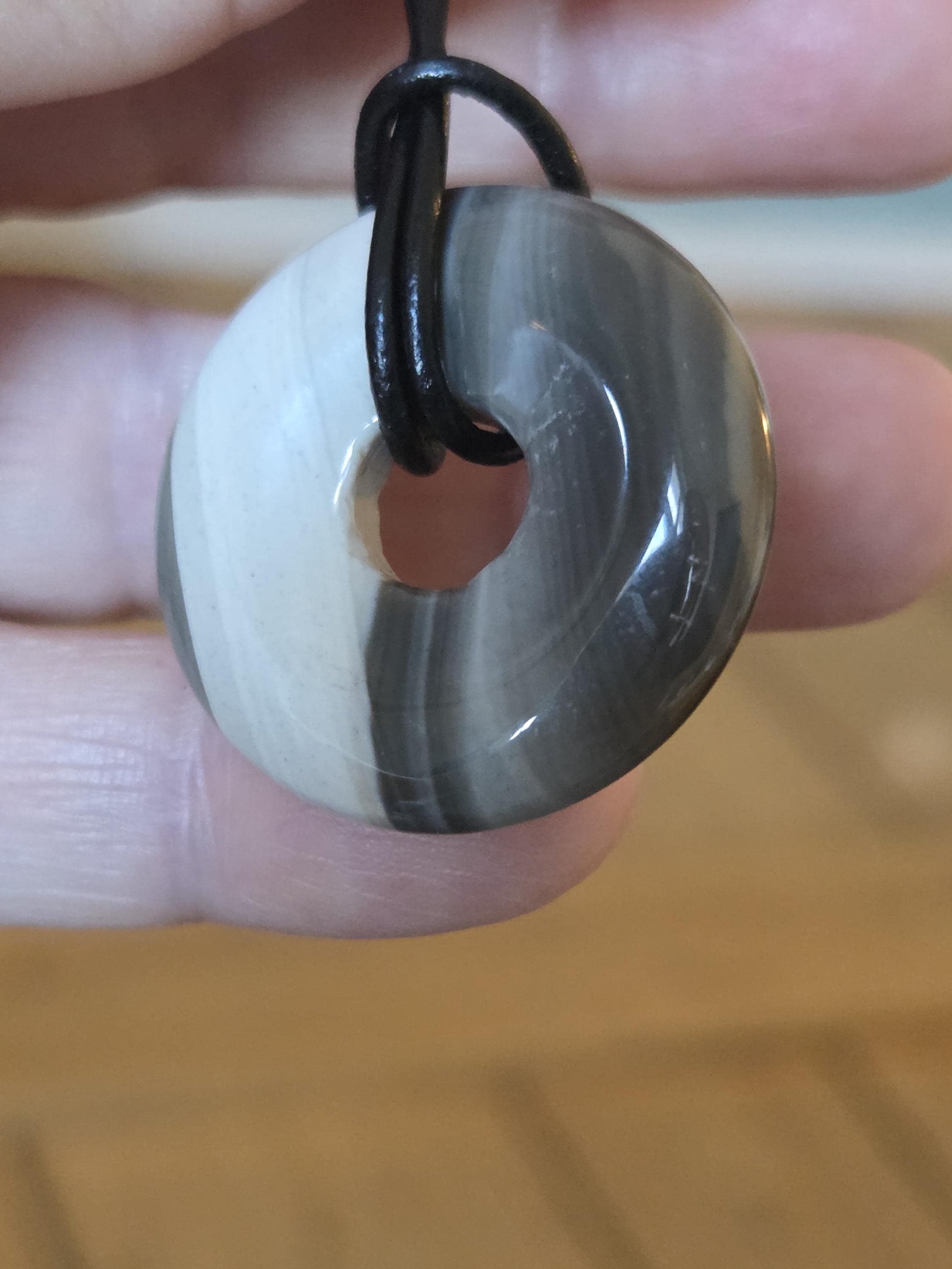 Flintstone Feuerstein Donut, Anhänger, 30 x 6 mm, gebohrt, an verstellbarem Lederband