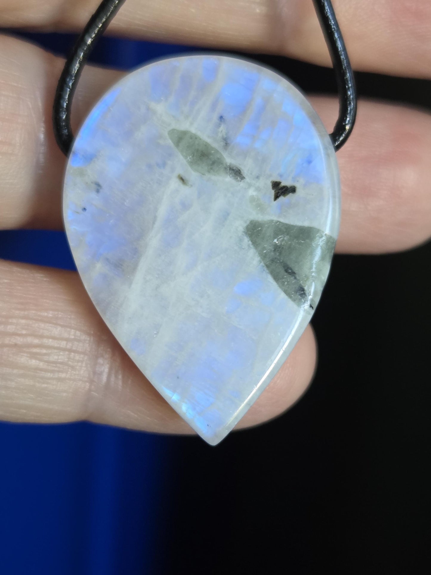 Regenbogen Mondstein, weißer Labradorit, 1 A Qualität, Anhänger, 35 x 26 x 9 mm, gebohrt, an verstellbarem Lederband