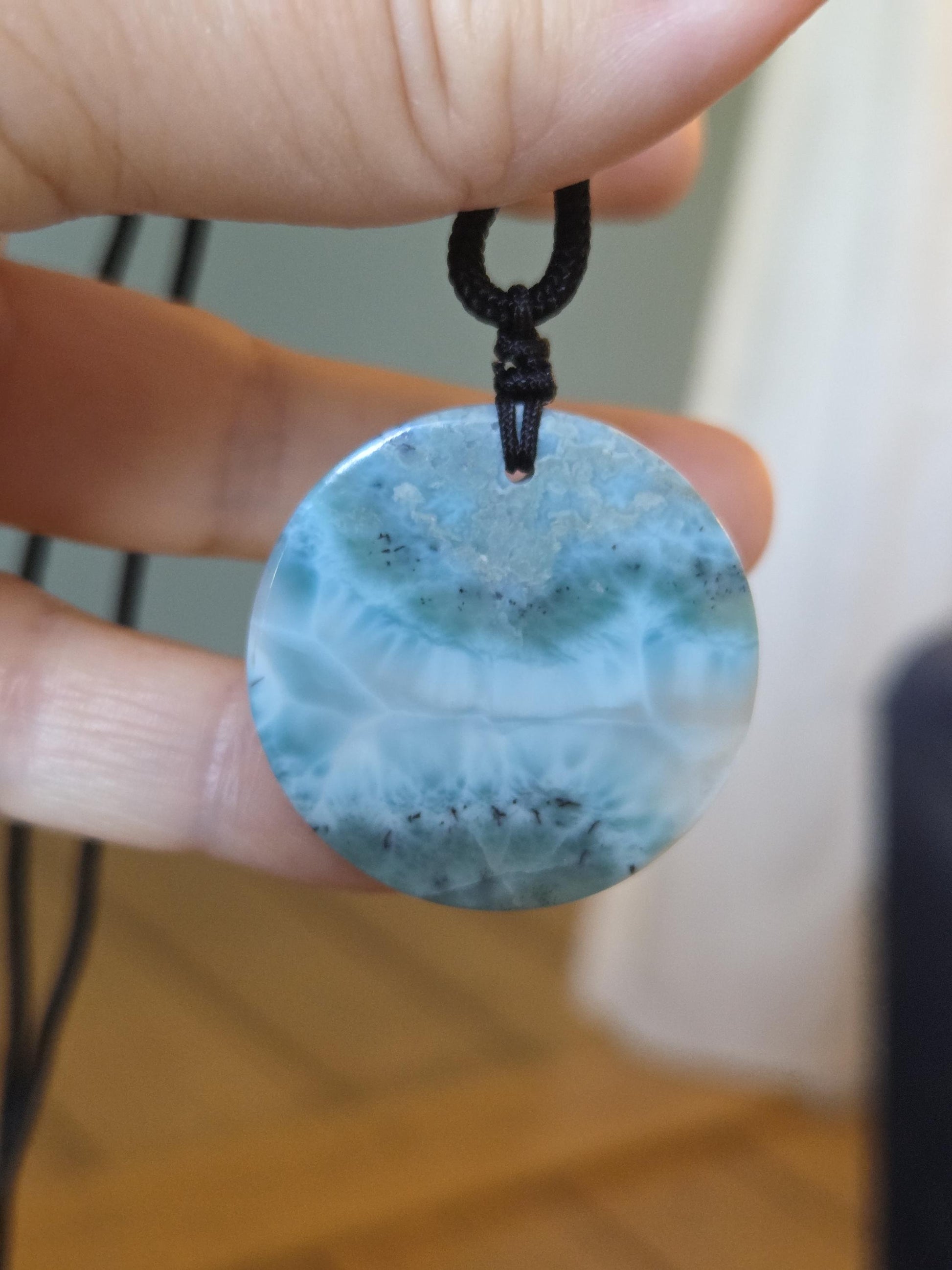 Larimar Atlantis Stein, runder Anhänger Scheibe, 38 x 4 mm, gebohrt, Larimar gebohrt, an verstellbarem Stoffband vegan.