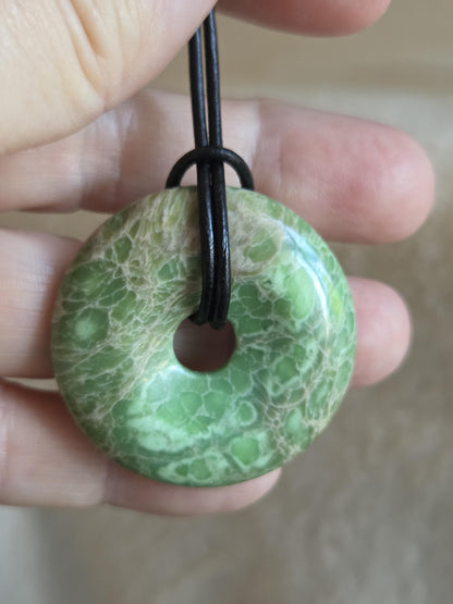 Rarität, seltener Variscit, Variscite, Variszit Donut Anhänger, 36 x 8 mm, an verstellbarem Lederband