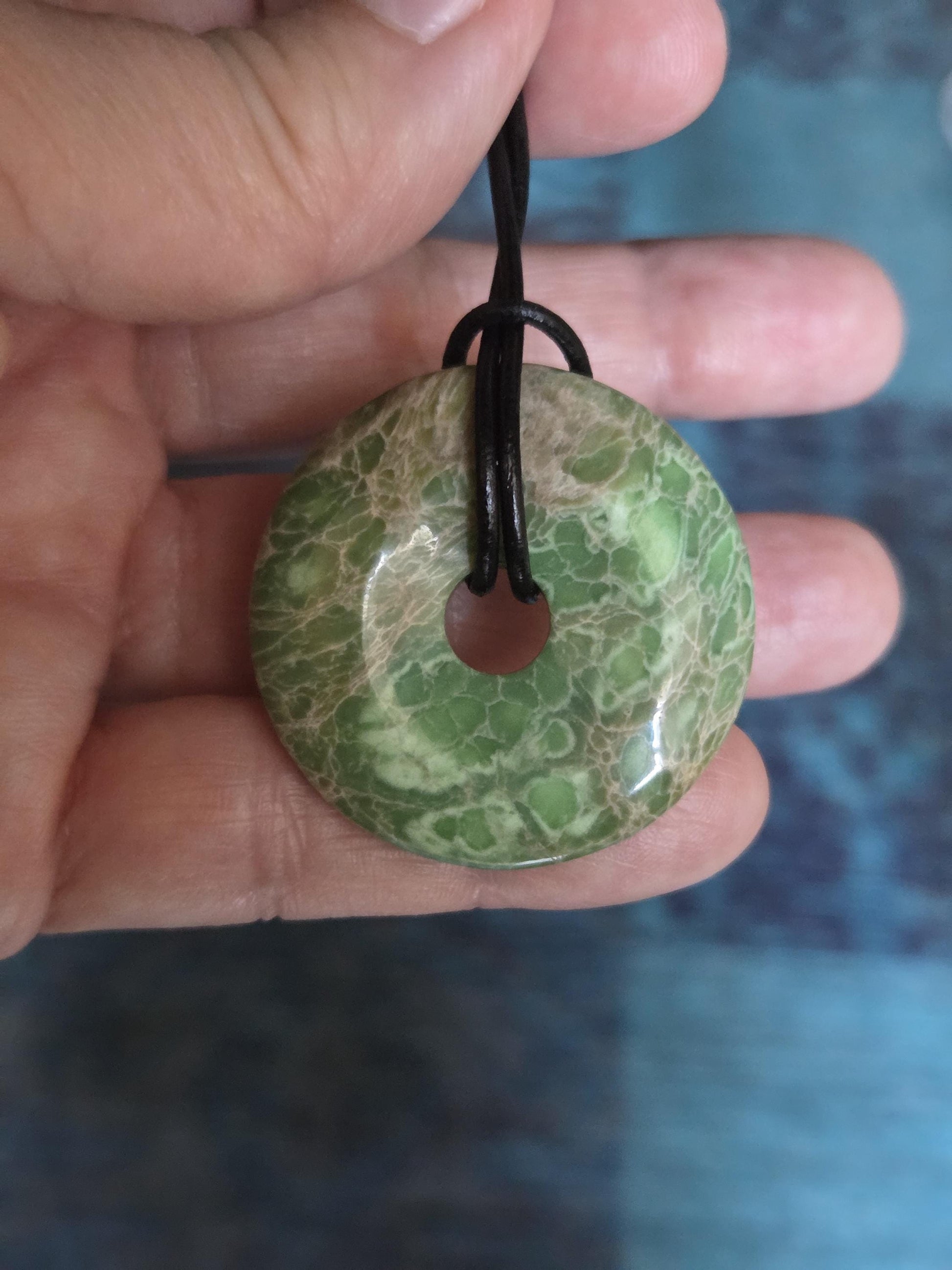 Rarität, seltener Variscit, Variscite, Variszit Donut Anhänger, 36 x 8 mm, an verstellbarem Lederband