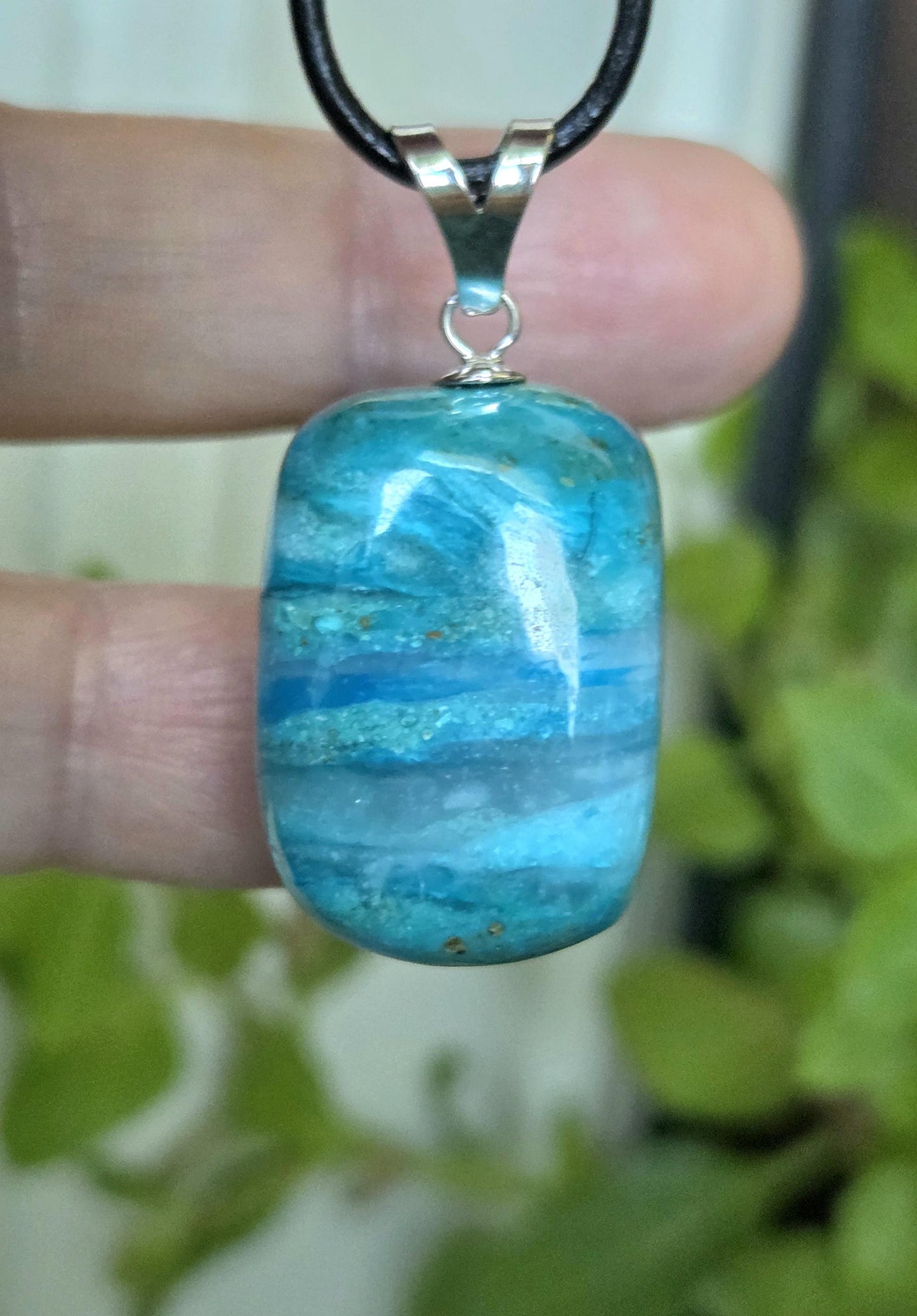 Traumhafter Atacama Opal aus Chile, Anhänger, 37 x 18 x 17 mm, an 925er Silberöse, an verstellbarem Lederband