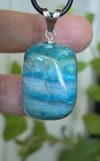 Traumhafter Atacama Opal aus Chile, Anhänger, 37 x 18 x 17 mm, an 925er Silberöse, an verstellbarem Lederband