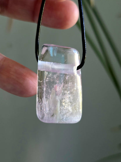 Großer wunderschöner Kunzit Kristall Anhänger, 37 x 23 x 14 mm, gebohrt, an verstellbarem Lederband