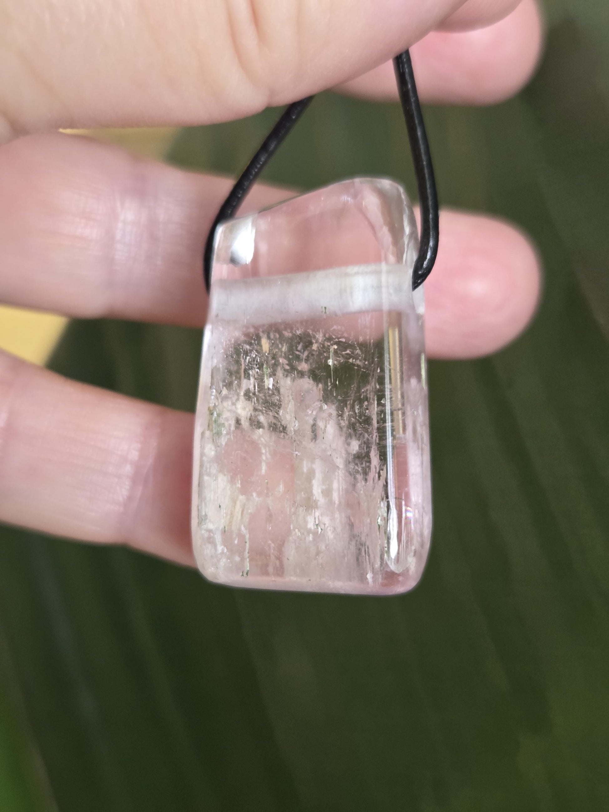 Großer wunderschöner Kunzit Kristall Anhänger, 37 x 23 x 14 mm, gebohrt, an verstellbarem Lederband