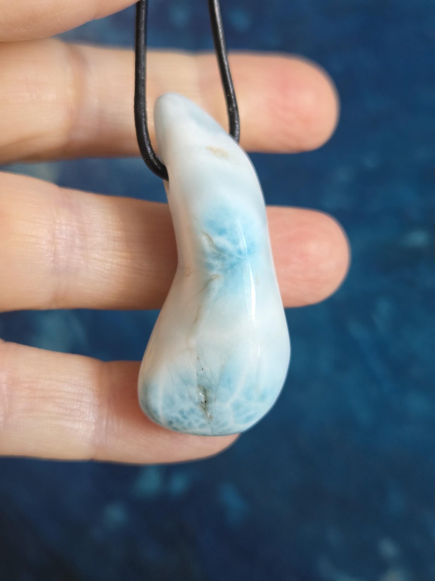 Großer Larimar Anhänger, Atlantis Stein, 48 x 23 x 17 mm, gebohrt, Larimar gebohrt, an verstellbarem Lederband