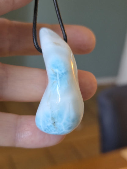 Großer Larimar Anhänger, Atlantis Stein, 48 x 23 x 17 mm, gebohrt, Larimar gebohrt, an verstellbarem Lederband