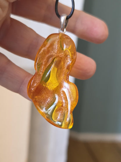 Baltischer Bernstein Anhänger, mit Einschlüssen von Blüten Bernstein Amulett, 63 x 30 x 14 mm, 925er Silberöse, an verstellbarem Lederband