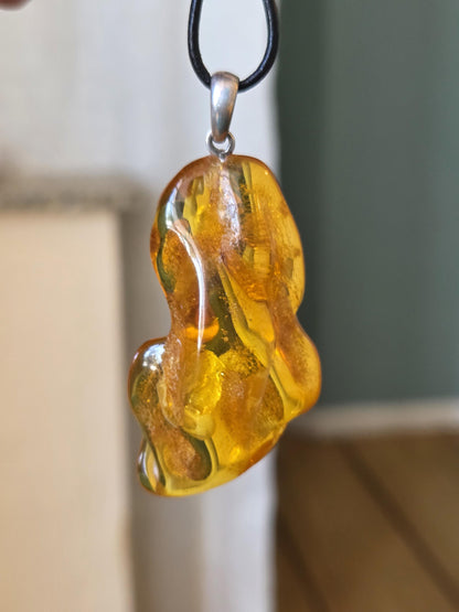 Baltischer Bernstein Anhänger, mit Einschlüssen von Blüten Bernstein Amulett, 63 x 30 x 14 mm, 925er Silberöse, an verstellbarem Lederband