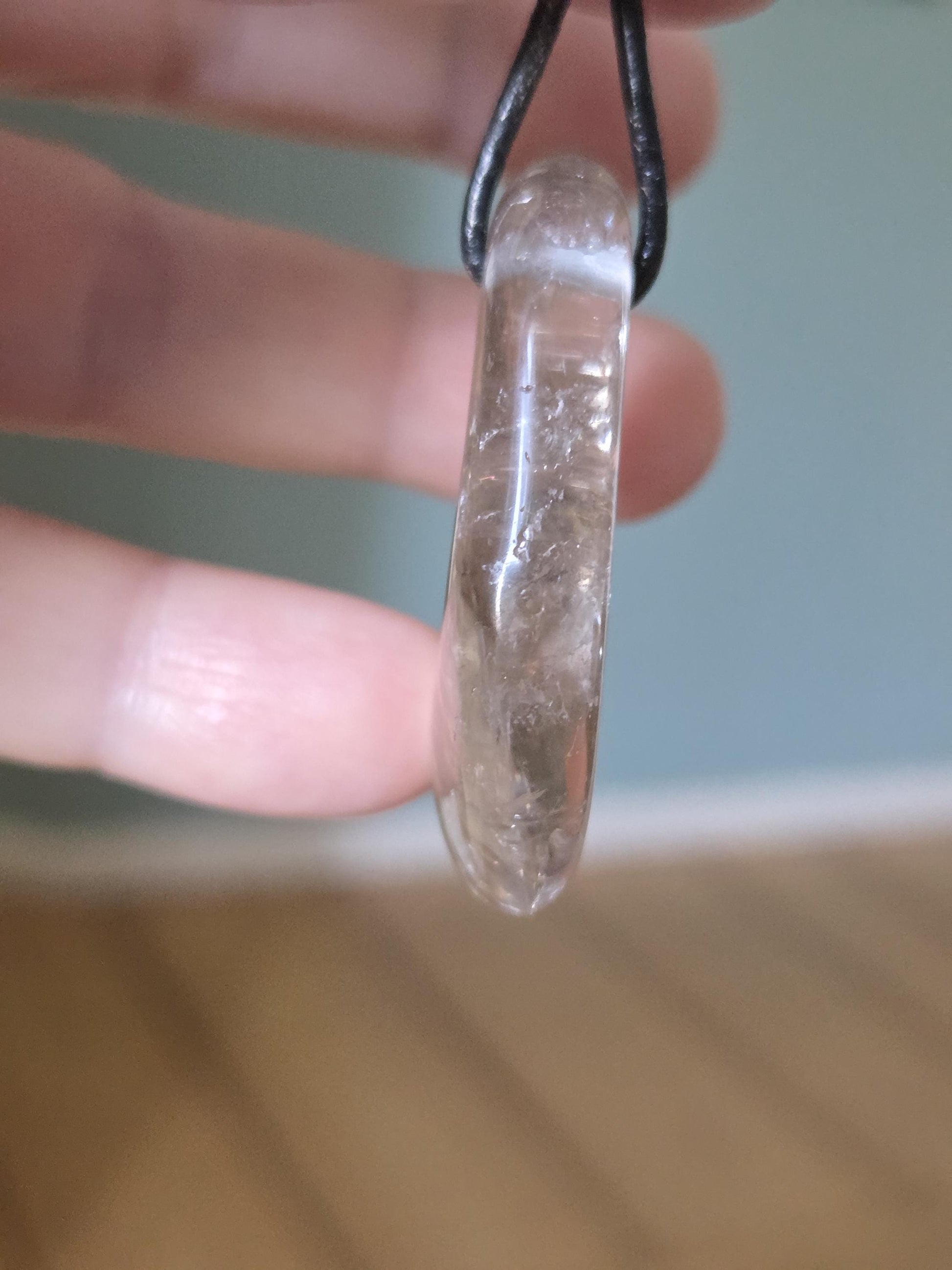 Rauchquarz Kristall Anhänger mit zauberhaftem Innenleben Silber Glimmer, 43 x 29 x 9 mm, gebohrt, an verstellbarem Lederband