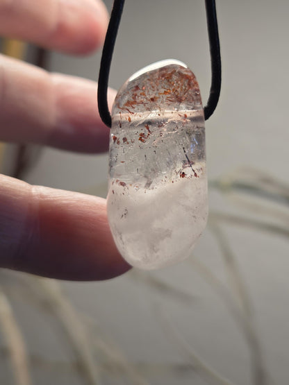 Red Healer, Erdbeer Quarz, Bergkristall mit Hämatit Feuer Quarz Anhänger, 34 x 17 x 12 mm, gebohrt, an verstellbarem Lederband