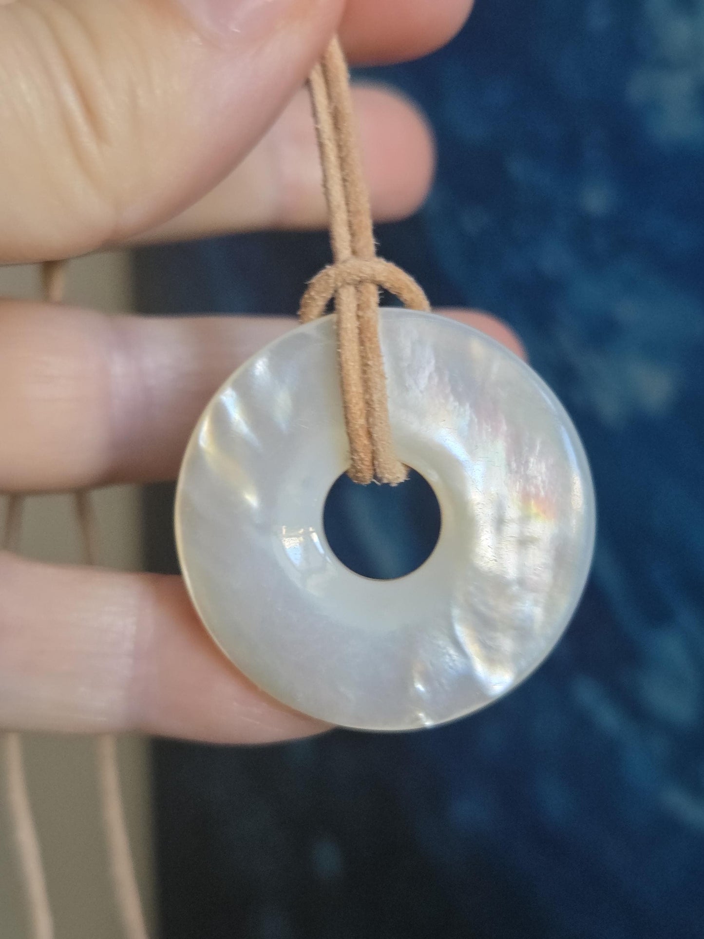 Hochwertiger Perlmutt weiß Donut White Lip mit Tiefenglanz Seeopal , Anhänger 35 x 6 mm, an verstellbarem Lederband