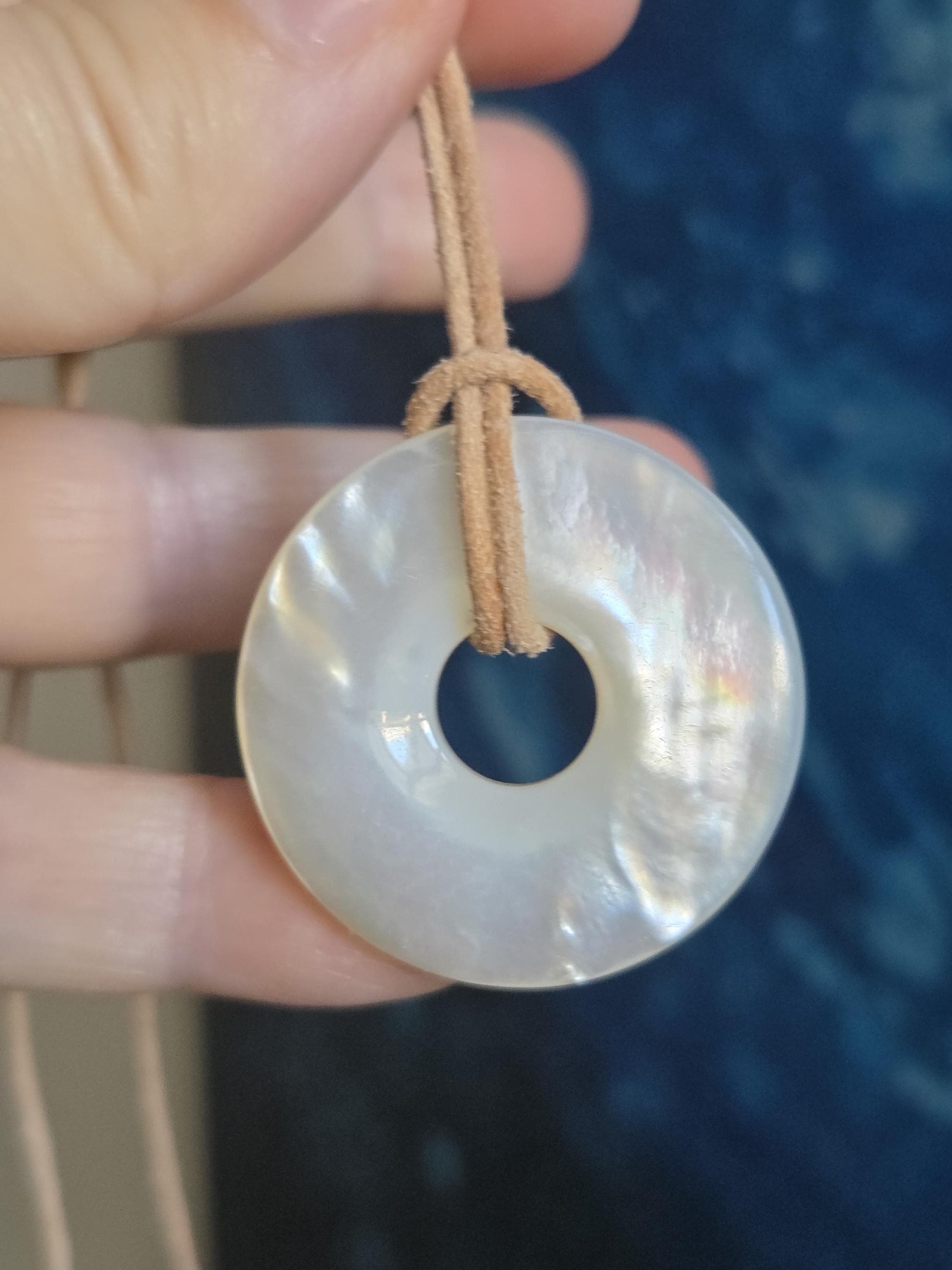 Hochwertiger Perlmutt weiß Donut White Lip mit Tiefenglanz Seeopal , Anhänger 35 x 6 mm, an verstellbarem Lederband
