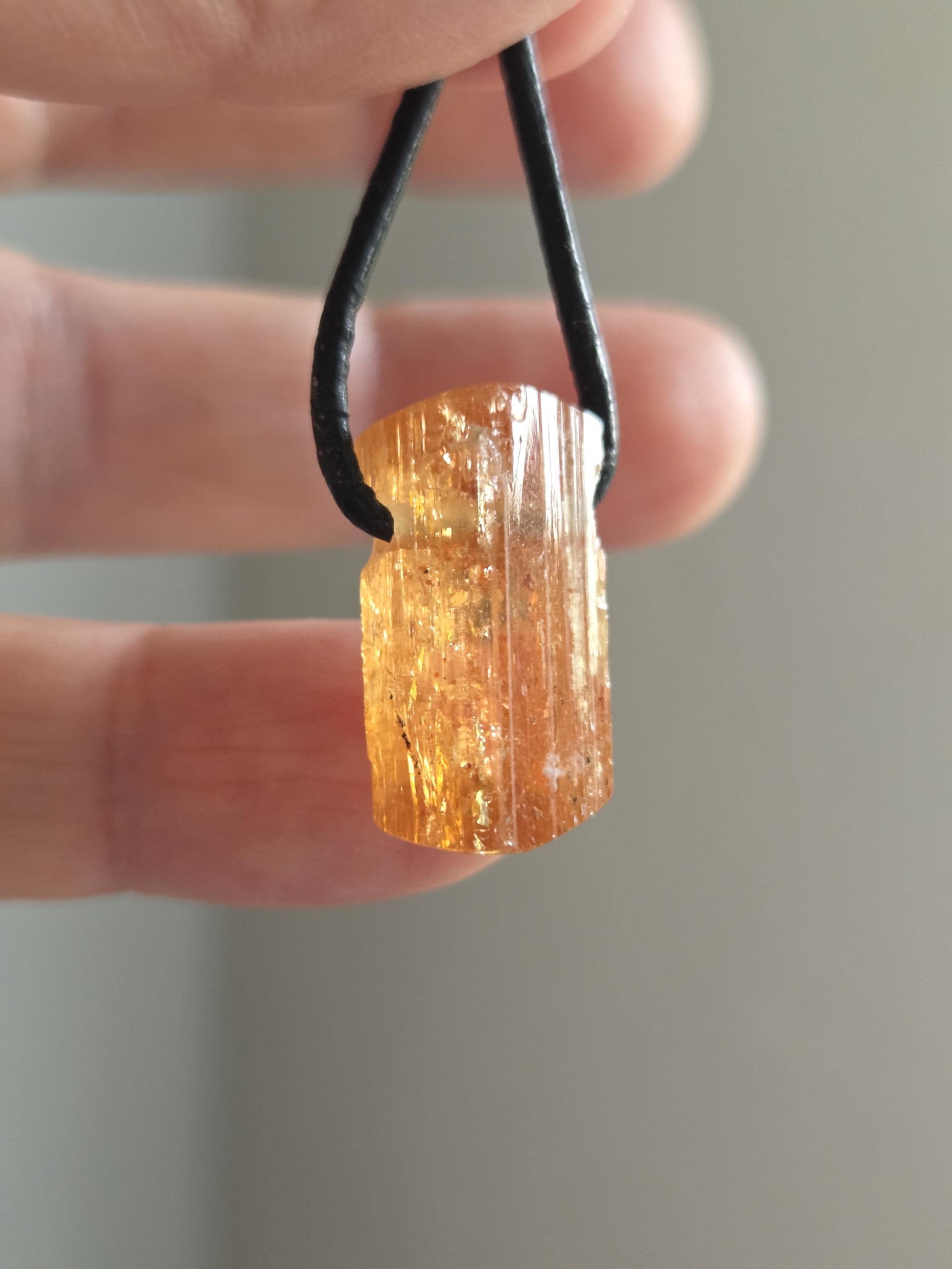 Kleiner feiner Imperial Topas Kaiser Topas Goldtopas Rohstein Anhänger, 22 x 12 x 11 mm, an verstellbarem Lederband, 3,83 g., 19,10 ct.