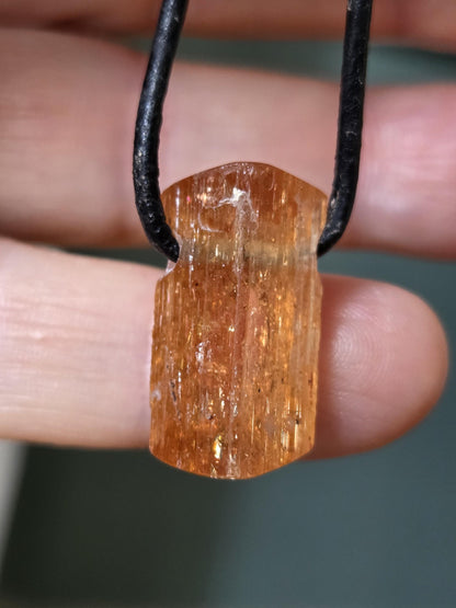 Kleiner feiner Imperial Topas Kaiser Topas Goldtopas Rohstein Anhänger, 22 x 12 x 11 mm, an verstellbarem Lederband, 3,83 g., 19,10 ct.