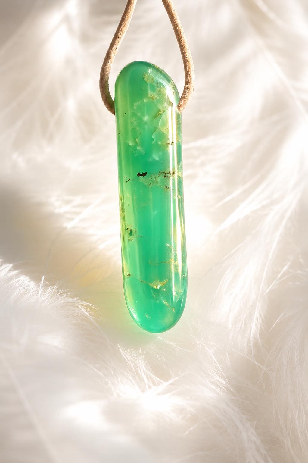 Chrysopras Stäbchen Anhänger, 47 x 14 x 12 mm, gebohrt, an verstellbarem Lederband, Herzchakra, Selbstliebe