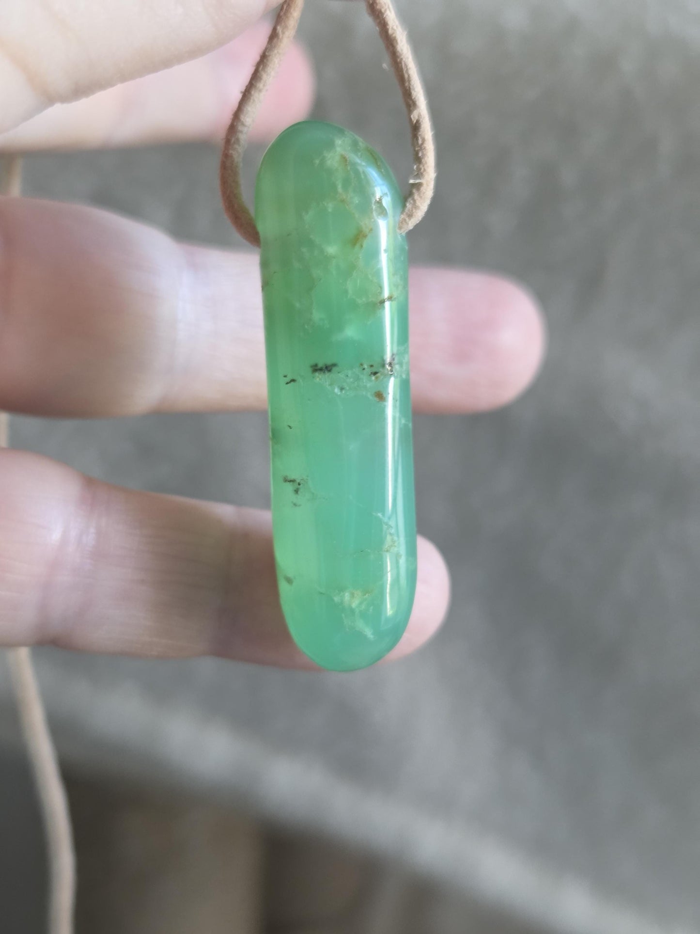 Chrysopras Stäbchen Anhänger, 47 x 14 x 12 mm, gebohrt, an verstellbarem Lederband, Herzchakra, Selbstliebe