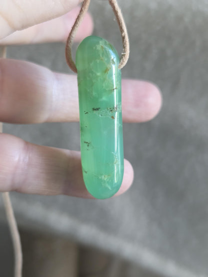 Chrysopras Stäbchen Anhänger, 47 x 14 x 12 mm, gebohrt, an verstellbarem Lederband, Herzchakra, Selbstliebe