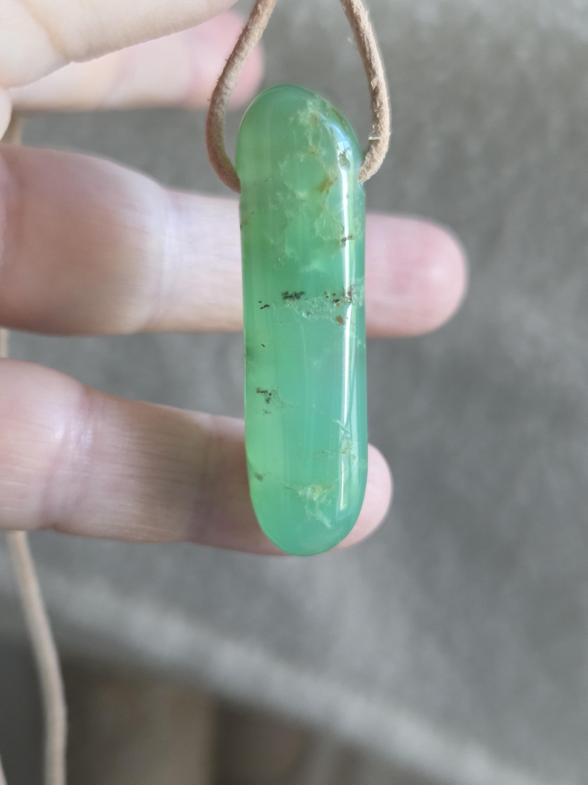 Chrysopras Stäbchen Anhänger, 47 x 14 x 12 mm, gebohrt, an verstellbarem Lederband, Herzchakra, Selbstliebe