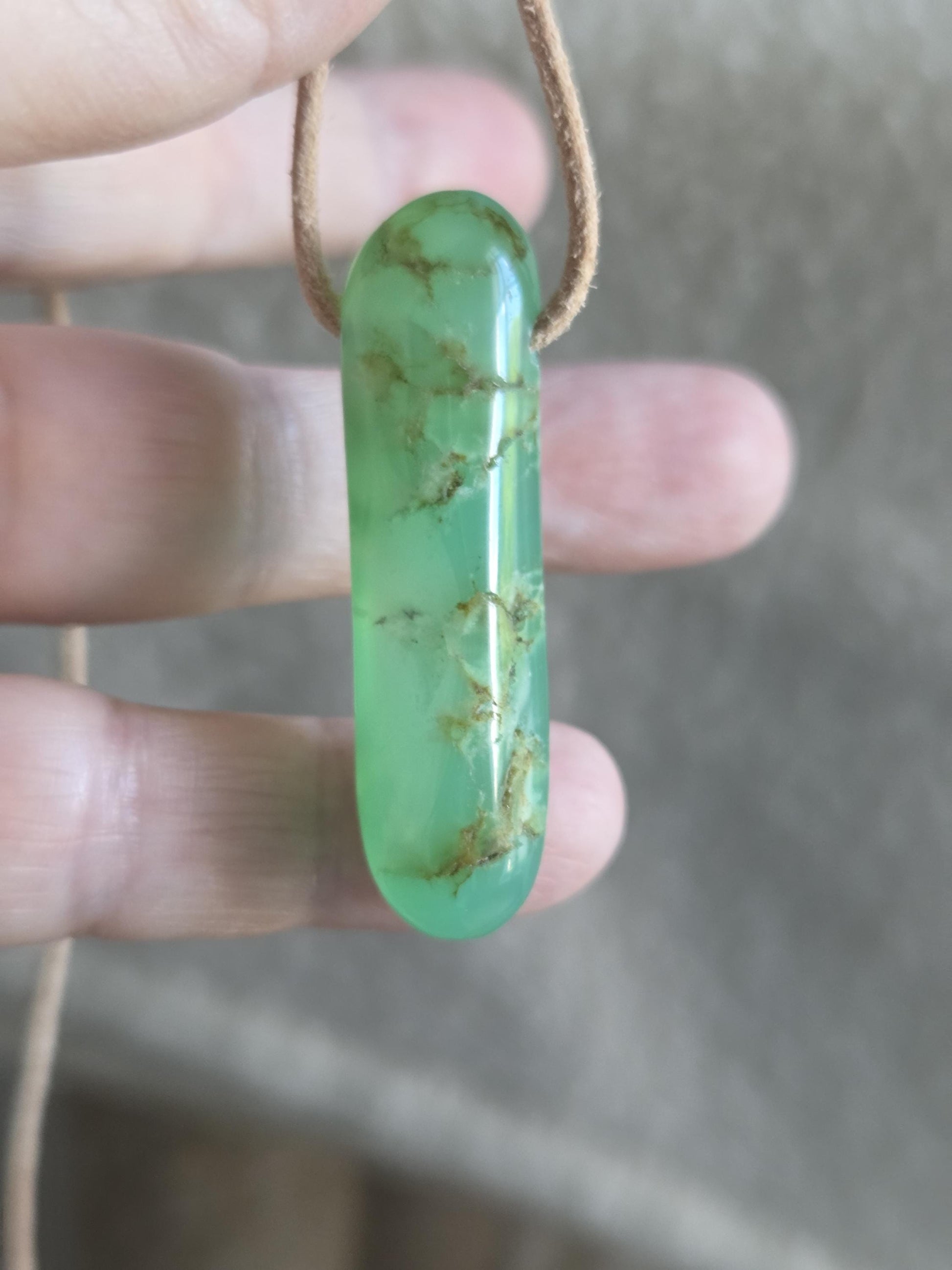 Chrysopras Stäbchen Anhänger, 47 x 14 x 12 mm, gebohrt, an verstellbarem Lederband, Herzchakra, Selbstliebe
