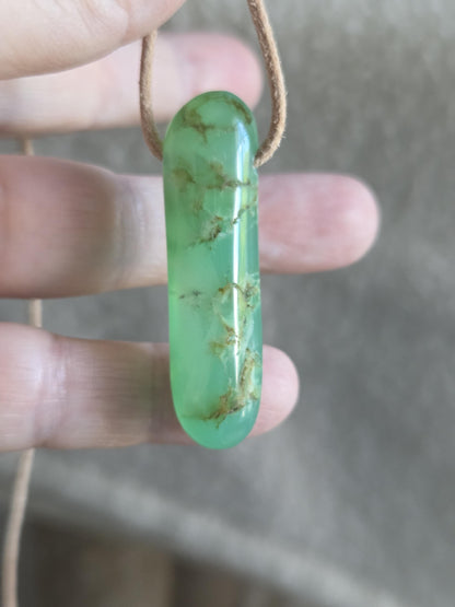 Chrysopras Stäbchen Anhänger, 47 x 14 x 12 mm, gebohrt, an verstellbarem Lederband, Herzchakra, Selbstliebe
