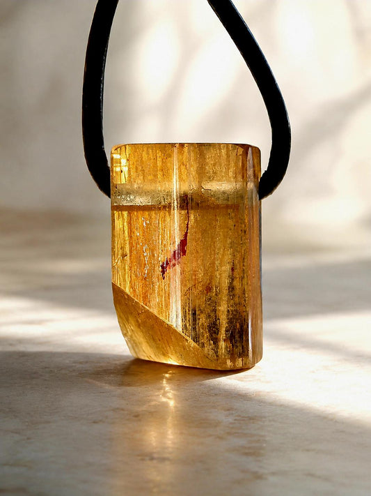 Imperial Topas Kaiser Topas Goldtopas Rohstein Anhänger, 18 x 12 x 11 mm, an verstellbarem Lederband, 6,28 g., 31,35 ct.