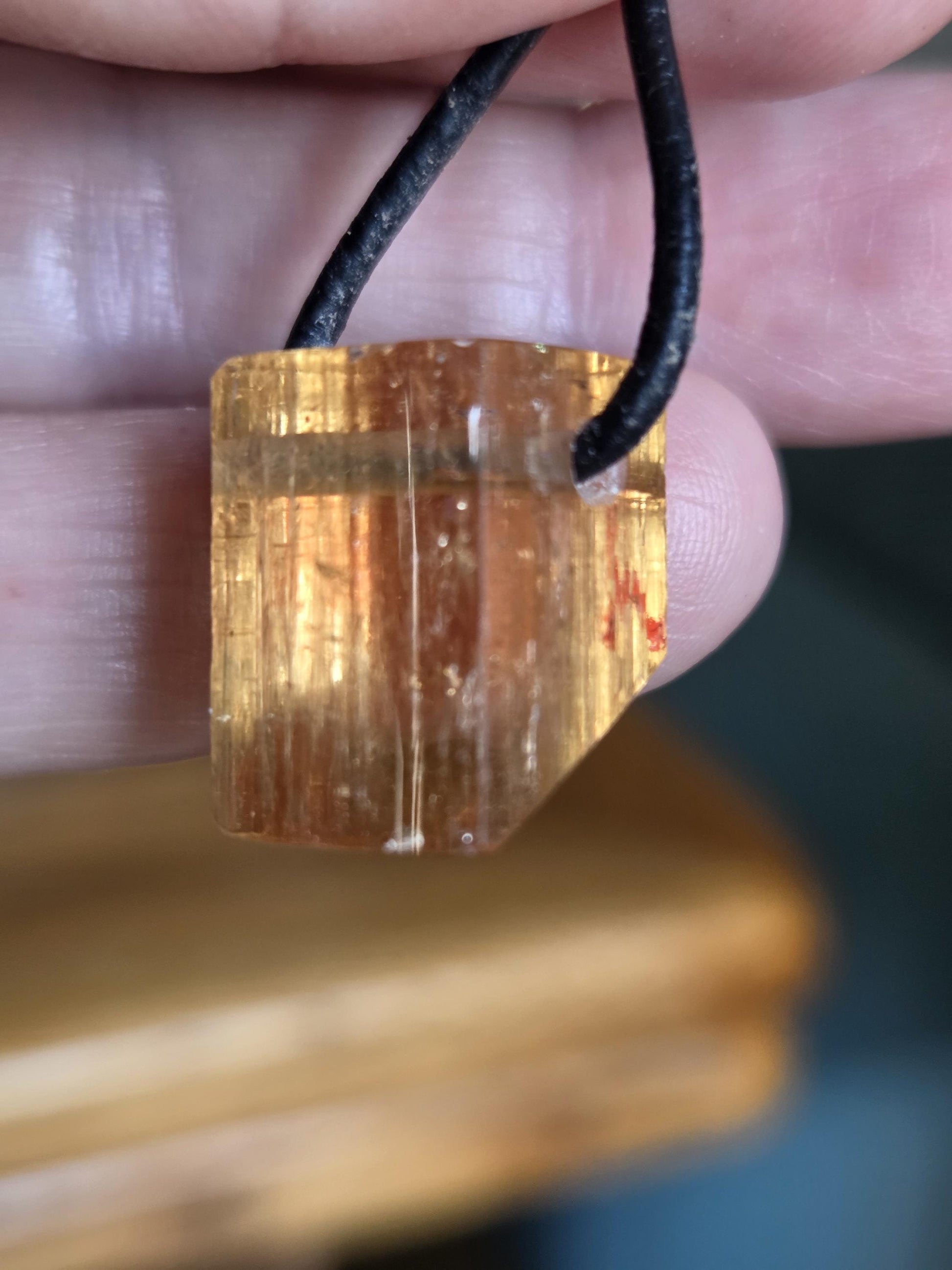 Imperial Topas Kaiser Topas Goldtopas Rohstein Anhänger, 18 x 12 x 11 mm, an verstellbarem Lederband, 6,28 g., 31,35 ct.
