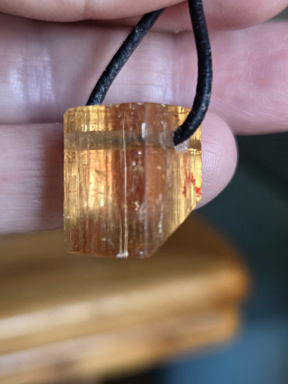 Imperial Topas Kaiser Topas Goldtopas Rohstein Anhänger, 18 x 12 x 11 mm, an verstellbarem Lederband, 6,28 g., 31,35 ct.