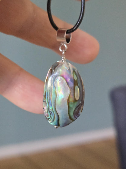 Abalone Perlmutt Muschel, Paua Seeohr, See Opal Silber Anhänger, 40 x 17 x 7 mm, an verstellbarem Lederband
