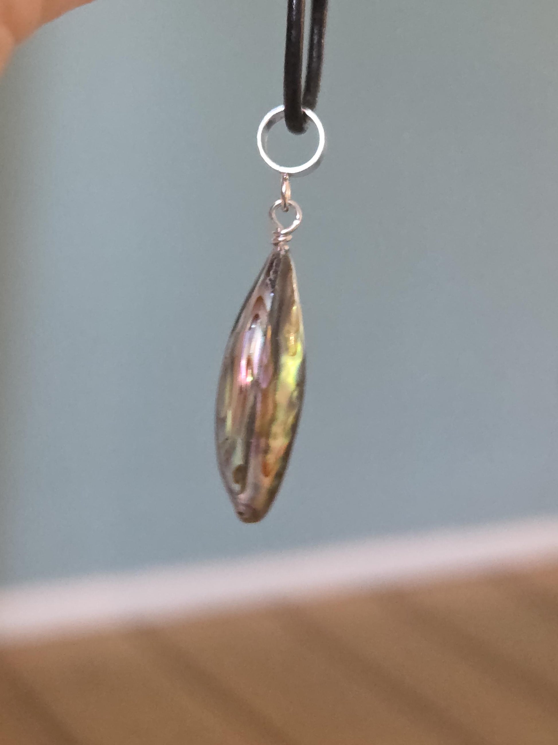 Abalone Perlmutt Muschel, Paua Seeohr, See Opal Silber Anhänger, 40 x 17 x 7 mm, an verstellbarem Lederband