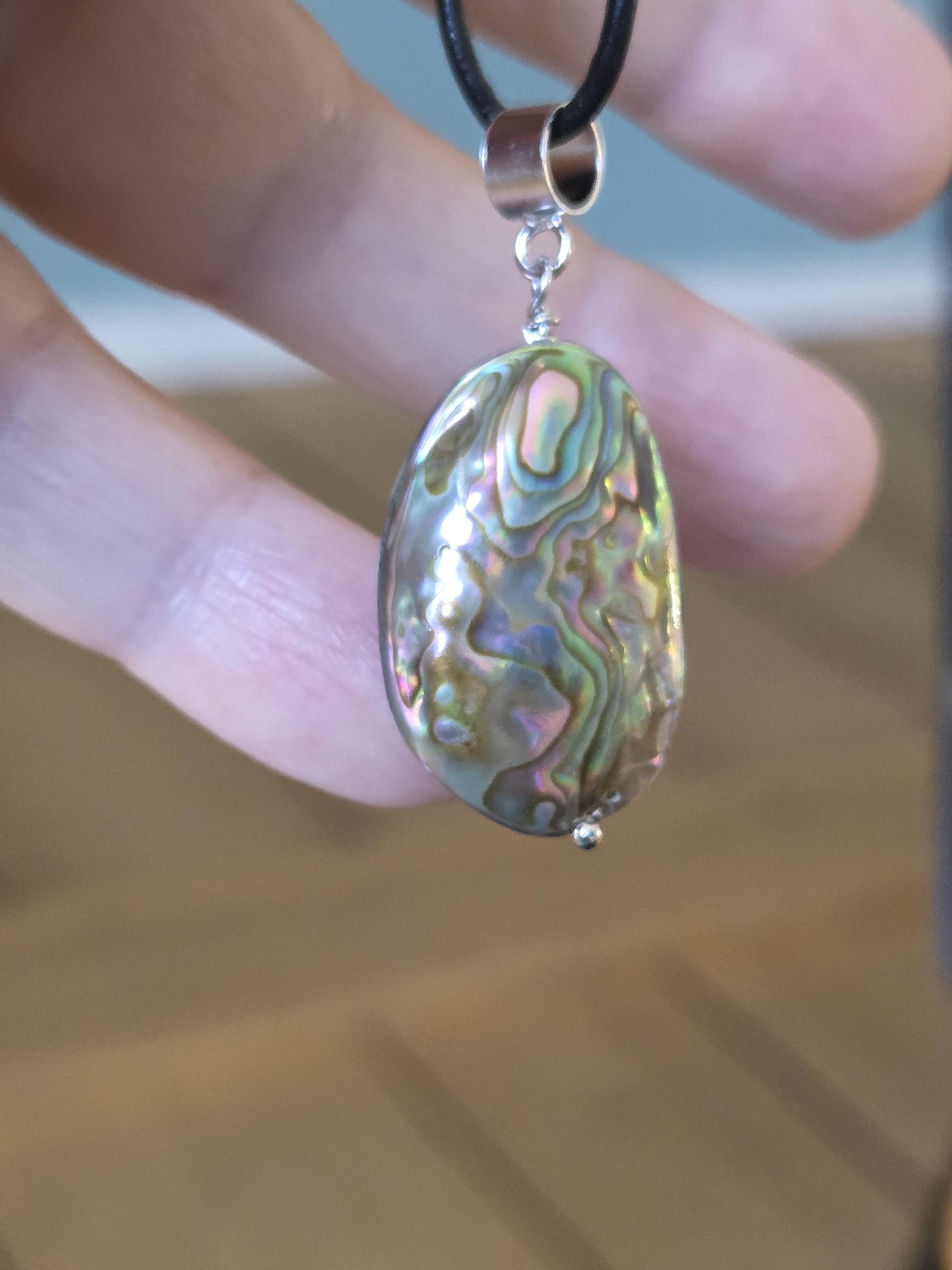 Abalone Perlmutt Muschel, Paua Seeohr, See Opal Silber Anhänger, 40 x 17 x 7 mm, an verstellbarem Lederband